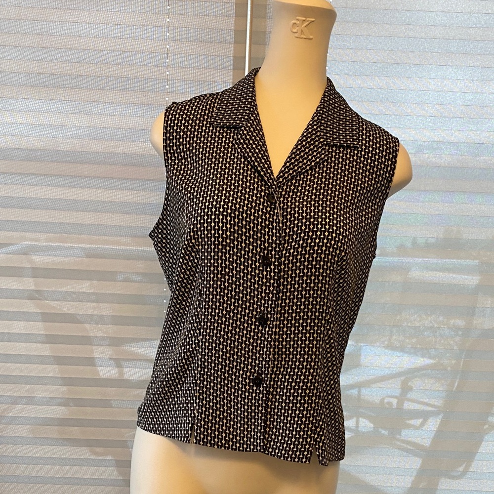 Black and White Patterned sleeveless Blouse
